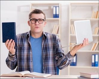طالبة تحمل كتب وهاتف